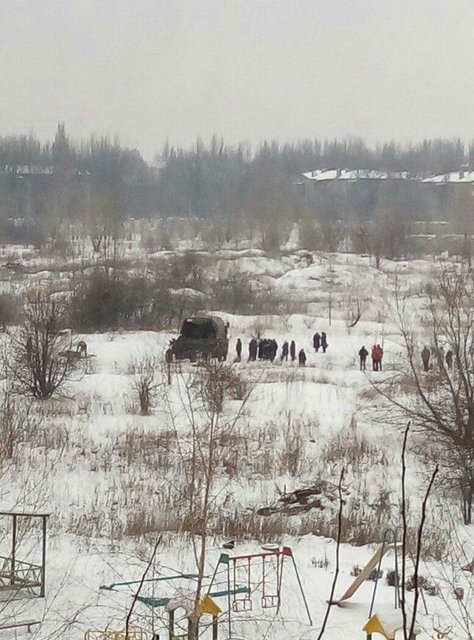 Боевики спрятались за спинами местных жителей. Фото: соцсети