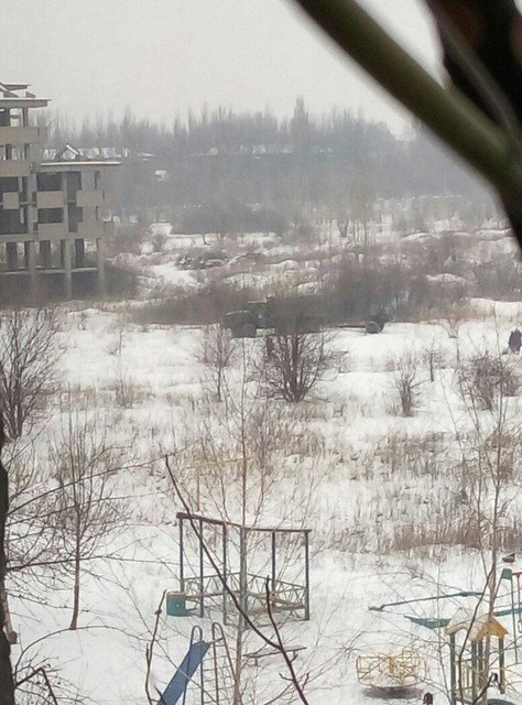 Боевики спрятались за спинами местных жителей. Фото: соцсети