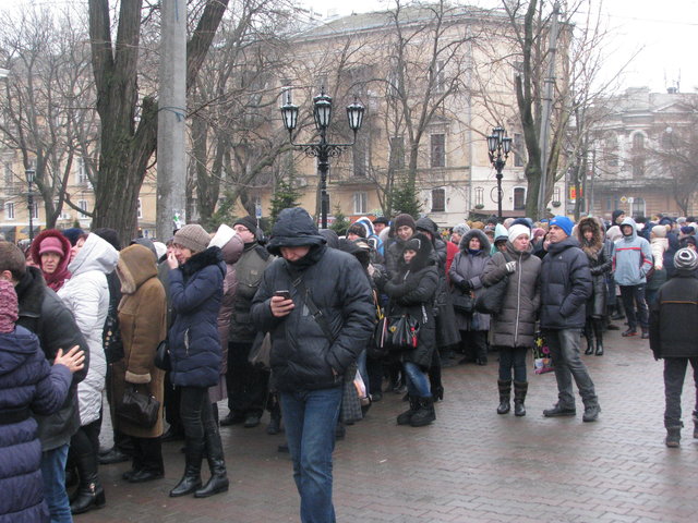 Люди приходят просить помощи. Фото: Н. Мельников