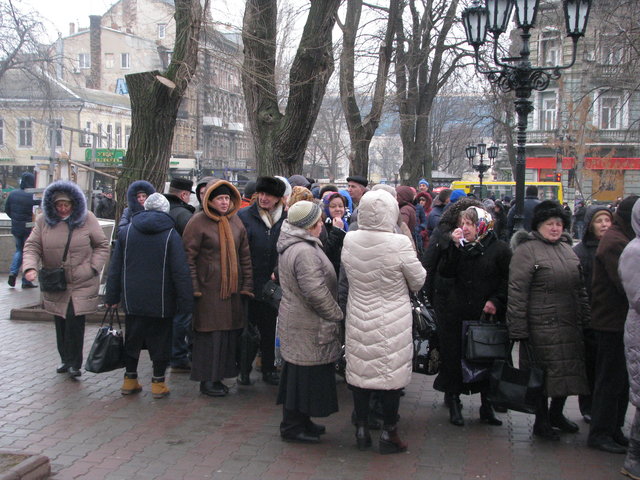 Люди приходят просить помощи. Фото: Н. Мельников