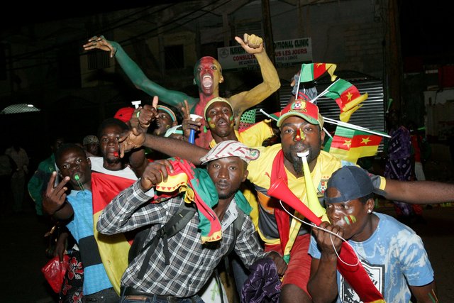 Фанаты в столице Камеруна. Фото AFP