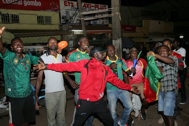 Фанаты в столице Камеруна. Фото AFP
