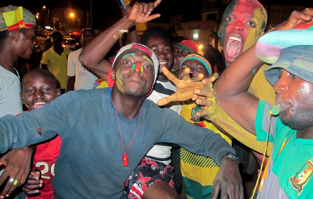 <p>Фанаты в столице Камеруна. Фото AFP</p>