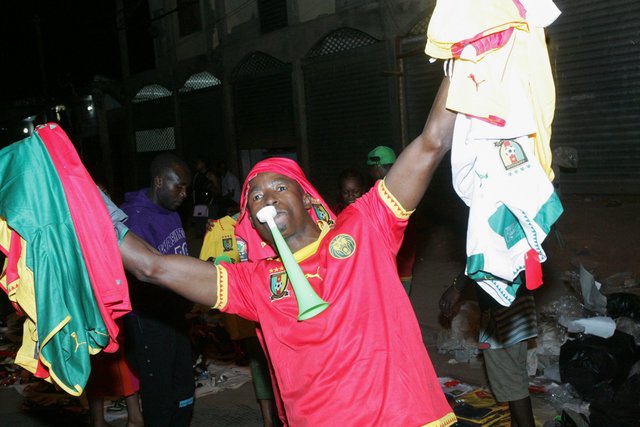 <p>Фанаты в столице Камеруна. Фото AFP</p>