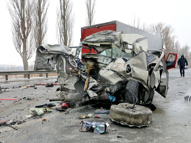 <p>Варшавка. &laquo;Опель&raquo; перетворився на купу металу, водій загинув. Фото: А. Ракітін</p>