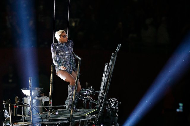 <p>Леді Гага в перерві Супербоулу. Фото: AFP</p>