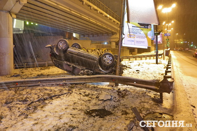 Ночная авария в Киеве. Фото: А. Ракитин