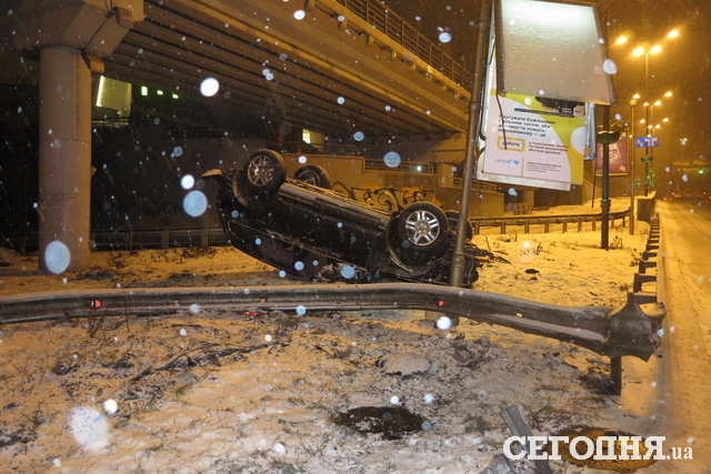 Ночная авария в Киеве. Фото: А. Ракитин