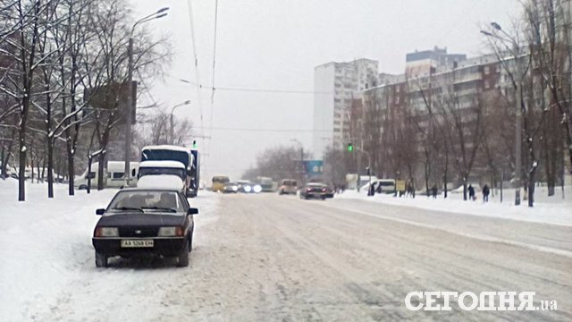 Снегоуборочной техники мало, транспорт ходит с перебоями | Фото: Влад Антонов