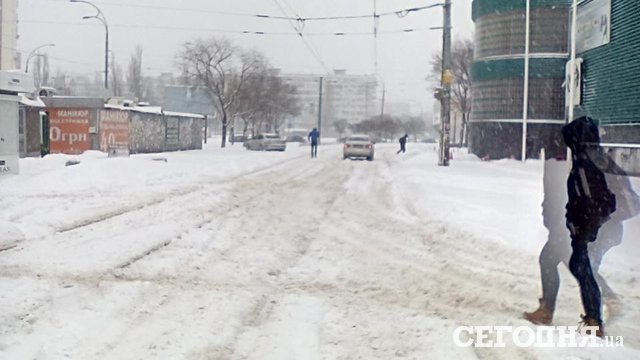 Снегоуборочной техники мало, транспорт ходит с перебоями | Фото: Влад Антонов