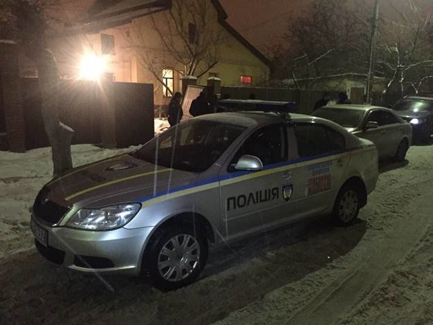 Чтобы обезвредить подозреваемого, работник полиции охраны сделал два предупредительных выстрела . Фото: kyiv.npu.gov.ua