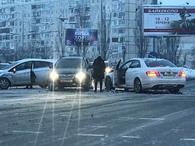 <p>У Києві дівчина на Mercedes знесла дві машини на світлофорі, фото Олексій Солодчук</p>
