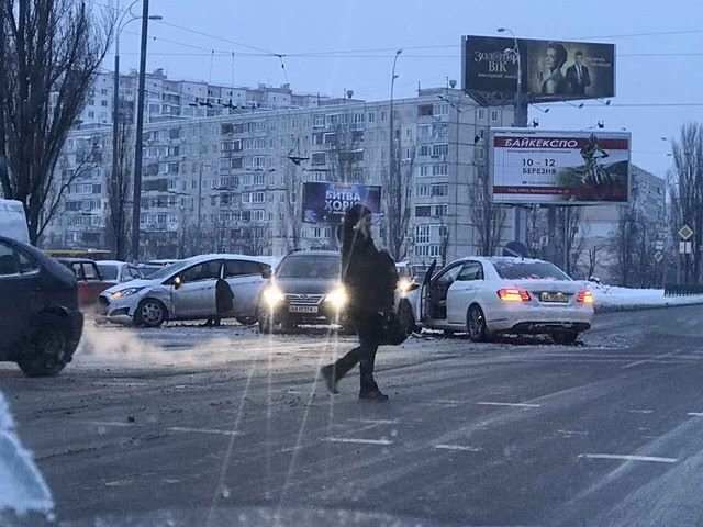 В Киеве девушка на Mercedes снесла две машины на светофоре, фото Алексей Солодчук