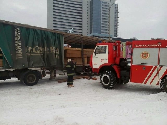 <p>Рухаючись по вул. Заболотного, водій помітив, що вантаж змістився на одну сторону напівпричепа. Фото: facebook.com/MNSKyiv</p>