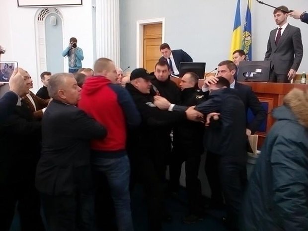 <p>Бійка на сесії Черкаської обласної ради. Фото: vikka.ua</p>