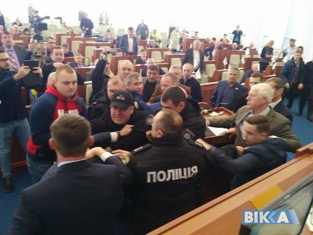 Драка на сессии Черкасского областного совета. Фото: vikka.ua