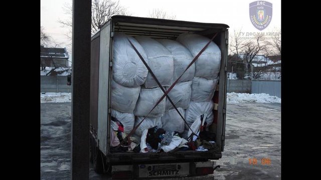 Предприятие подавало на таможню недостоверные сведения для растаможивания подержанных вещей. Фото: facebook.com/sfs.kyiv