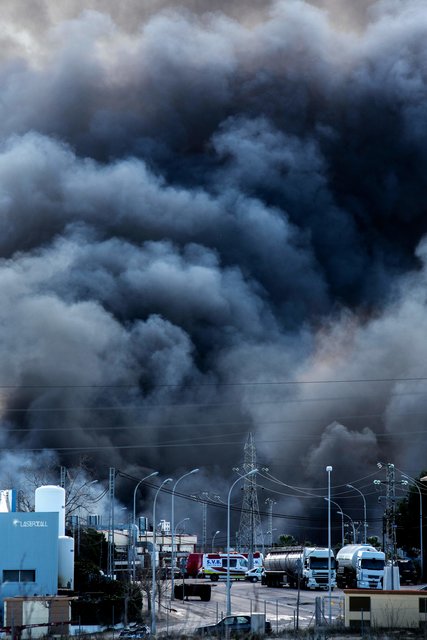 <p>Пожежу поки що не можуть взяти під повний контроль, фото AFP</p>