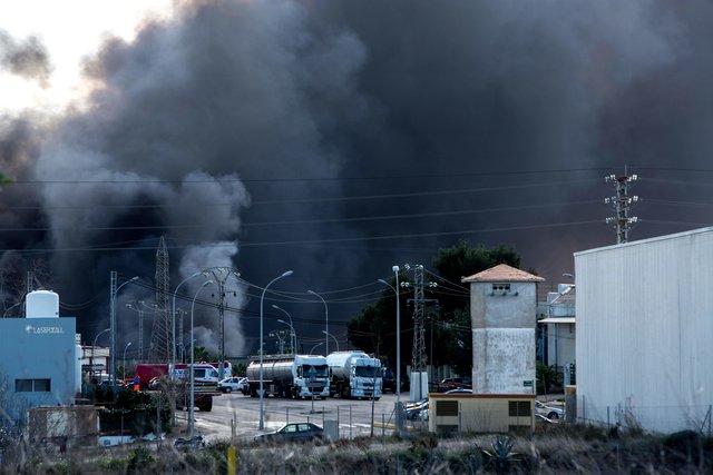Пожар пока не могут взять под полный контроль, фото AFP