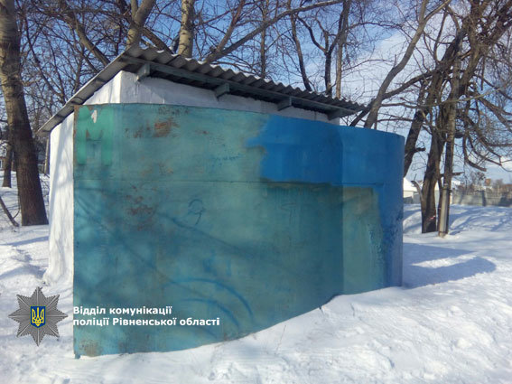 Рядом с этим туалетом изнасиловали ребенка. Фото: rv.npu.gov.ua