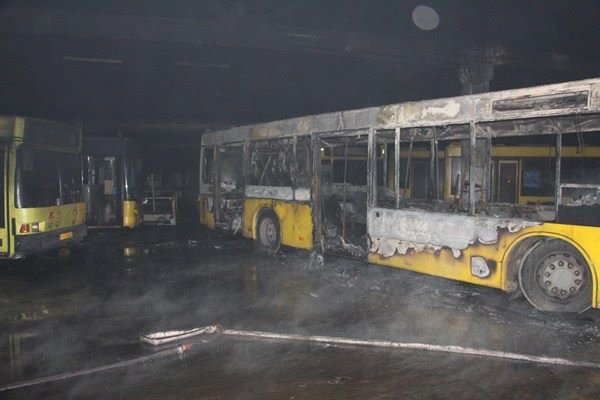 Пламя уничтожило шесть автобусов. Фото: ГСЧС