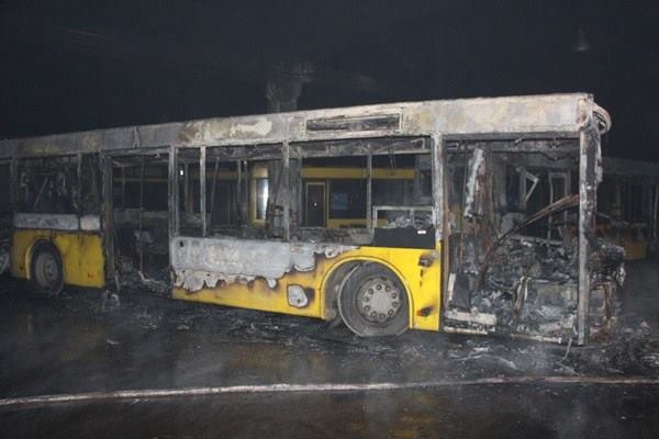 Пламя уничтожило шесть автобусов. Фото: ГСЧС