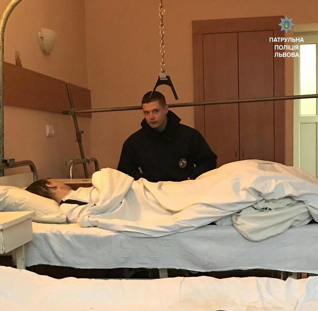 <p>Грабіжник потрапив до лікарні. Фото: патрульна поліція Львова</p>