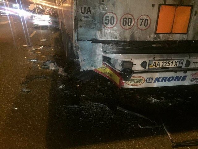 ДТП на Столичном шоссе: грузовик "обезглавил" Skoda | Фото: Влад Антонов