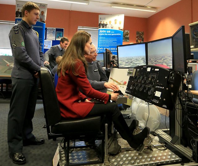 <p>Кейт Міддлтон зустрілася з кадетами королівських військово-повітряних сил Великобританії. Фото: AFP</p>