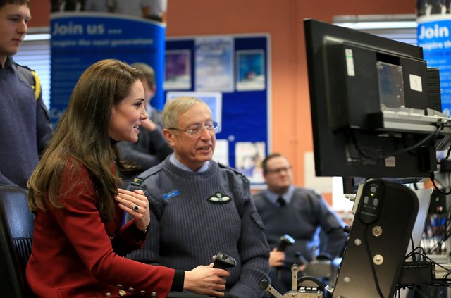 <p>Кейт Міддлтон зустрілася з кадетами королівських військово-повітряних сил Великобританії. Фото: AFP</p>
