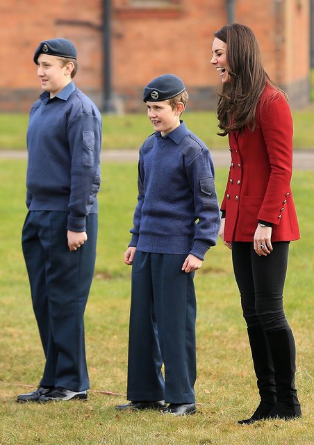 Кейт Миддлтон встретилась с кадетами королевских военно-воздушных сил Великобритании. Фото: AFP