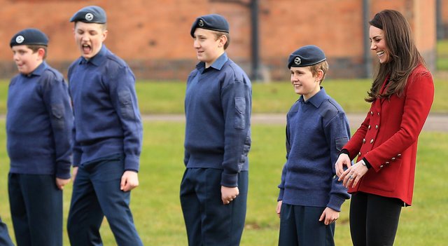 Кейт Миддлтон встретилась с кадетами королевских военно-воздушных сил Великобритании. Фото: AFP