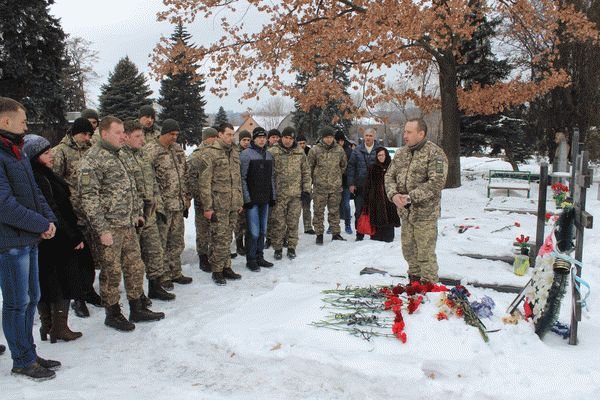 <p>Бійці 55-ої бригади згадували загиблих під Дебальцевим товаришів. Фото: iz.com.ua</p>