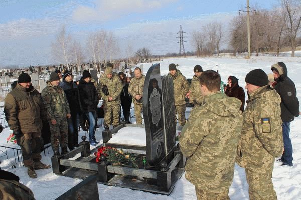 Бойцы 55-й бригады вспоминали погибших под Дебальцево товарищей. Фото: iz.com.ua