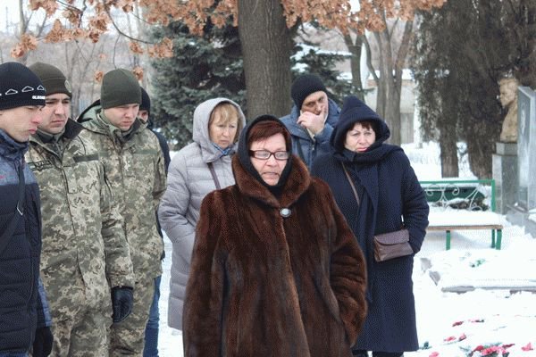 Бойцы 55-й бригады вспоминали погибших под Дебальцево товарищей. Фото: iz.com.ua