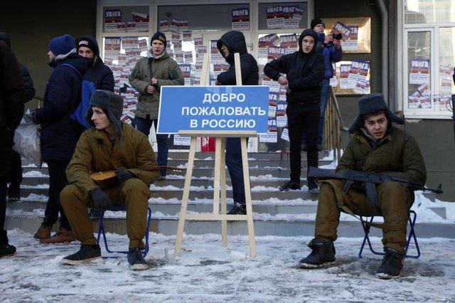 В Днепре пикетируют Проминвестбанк. Фото: informator.dp.ua