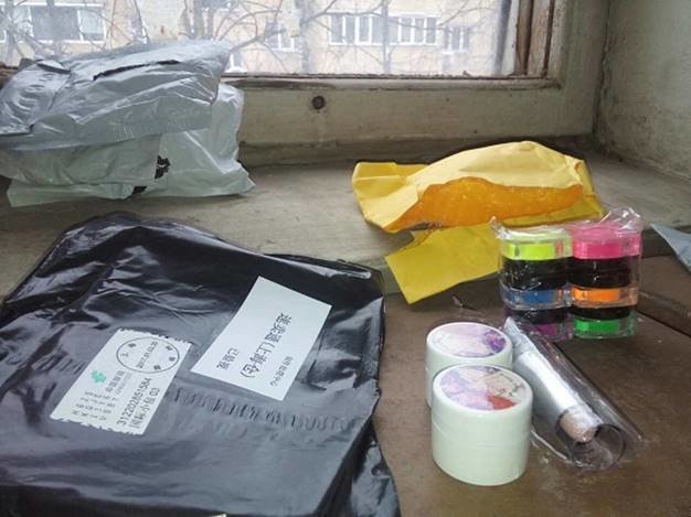 Внутри пакета находилась косметика. Фото: kyiv.npu.gov.ua