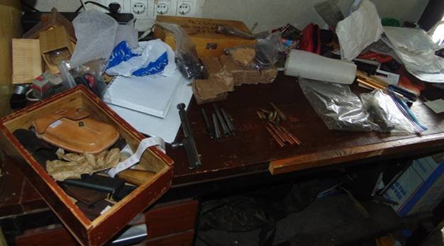 <p>Чоловік зберігав удома арсенал зброї. Фото: ГУ НП Києва</p>