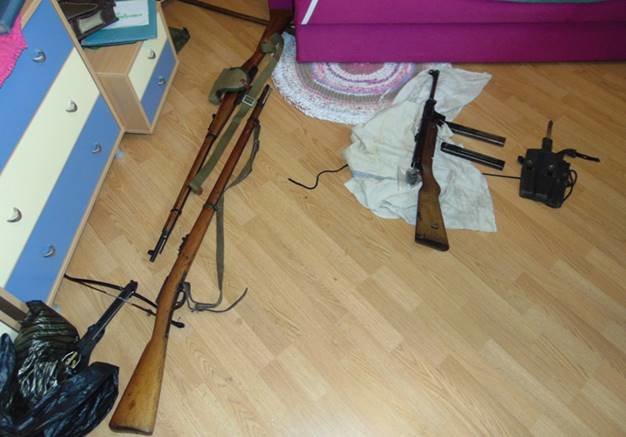 <p>Чоловік зберігав удома арсенал зброї. Фото: ГУ НП Києва</p>