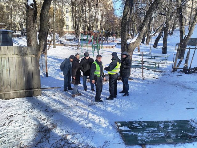 Правоохранители связались со следственно-оперативной группой, которая и приказала рабочим снести остатки ограждения. Фото: vechirniykiev.com.ua