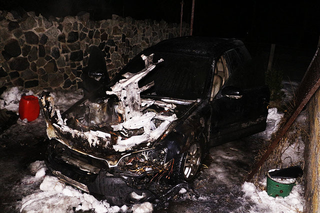 <p>У Дніпровському районі підпалили авто. Фото: informator.dp.ua</p>