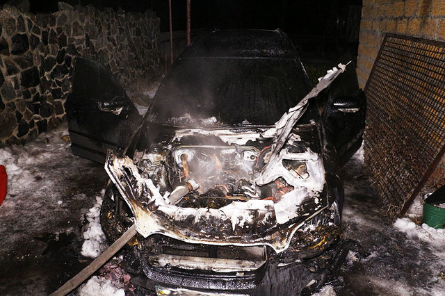В Днепровском районе подожгли авто. Фото: informator.dp.ua