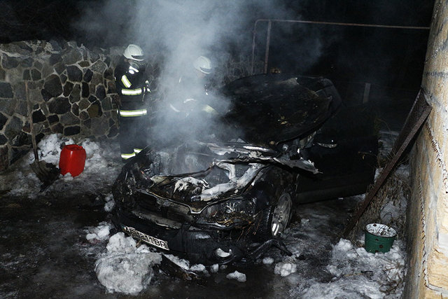 В Днепровском районе подожгли авто. Фото: informator.dp.ua