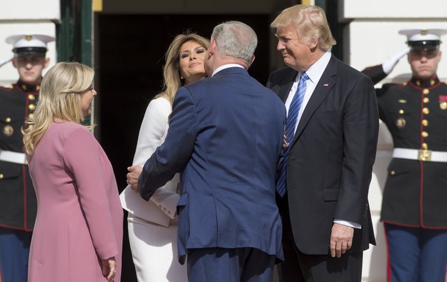 <p>Меланія Трамп супроводжує свого чоловіка. Фото: AFP</p>