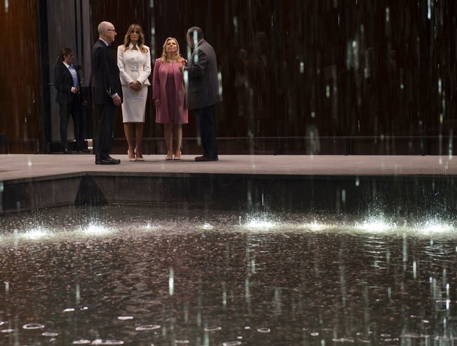 <p>Меланія Трамп супроводжує свого чоловіка. Фото: AFP</p>