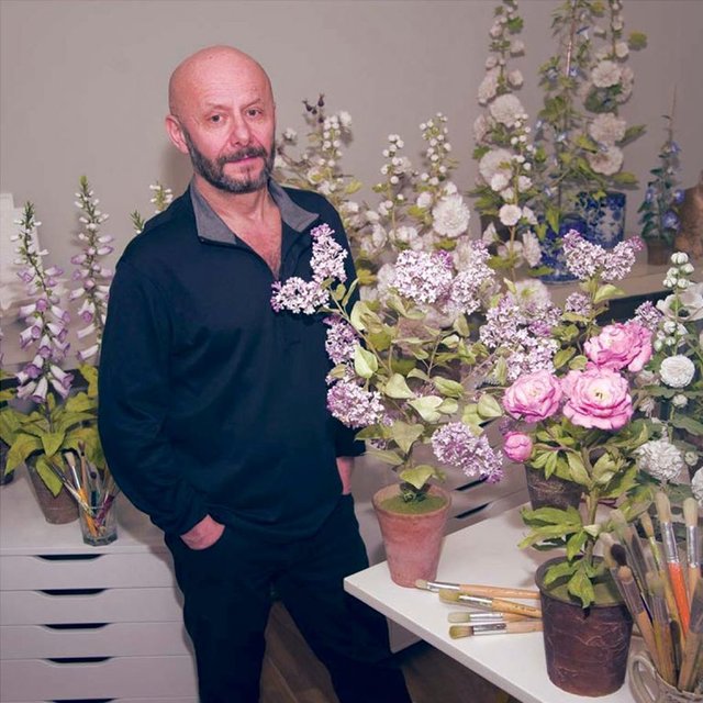 30 років Володимир створює квіти з порцеляни. Фото: thevladimircollection.com