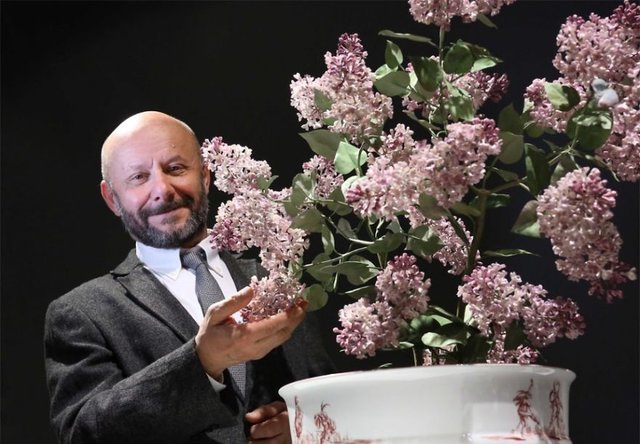 Для Ермітажу. Каневський створив величезний кущ з 10 000 квітів. Фото: thevladimircollection.com