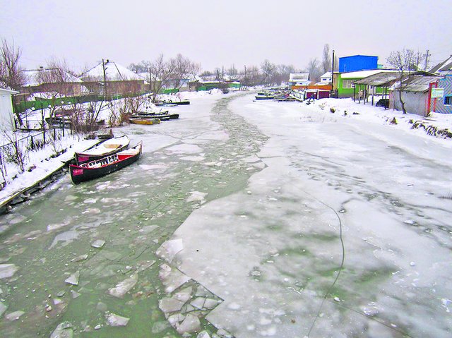 <p>Вилкове взимку. У холодну пору року канали містечка замерзають, але ненадовго: місцеві жителі самостійно розчищають шлях на найжвавіших вулицях-протоках. Фото: landeshe.livejournal.com, vilkovo.hol.es</p>