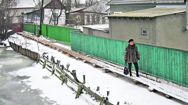 <p>Вилкове взимку. У холодну пору року канали містечка замерзають, але ненадовго: місцеві жителі самостійно розчищають шлях на найжвавіших вулицях-протоках. Фото: landeshe.livejournal.com, vilkovo.hol.es</p>