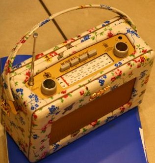 Радио-сумка<br />
Если ваша любимая обожает ретро-стиль, ей совершенно точно понравится такой радиоприемник, оформленный как маленький ридикюльчик, да еще и с милыми флористическими орнаментами по коже.<br />
Цена: 1700 грн.